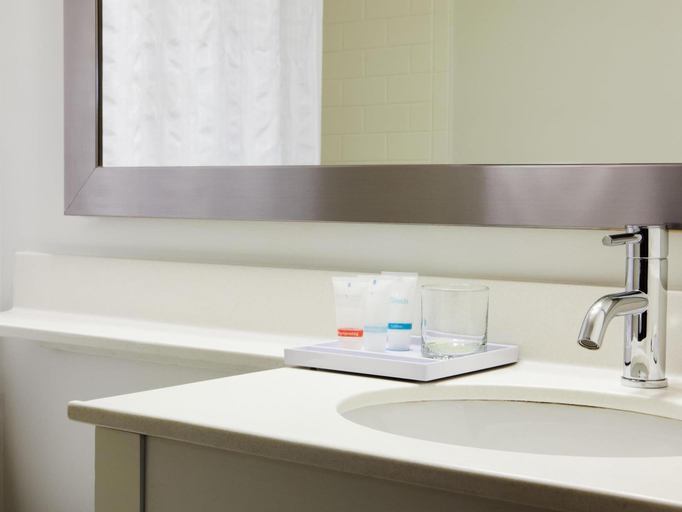 Bathroom, Four Points by Sheraton Chicago O'Hare Airport, Cook