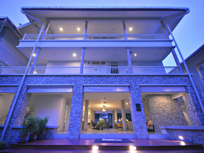 Exterior & Views