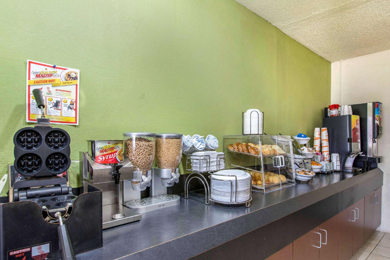 Food & Drinks 5, Rodeway Inn Coopersville, Ottawa