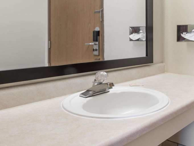 Bathroom 4, Super 8 by Wyndham Lebanon, Laclede