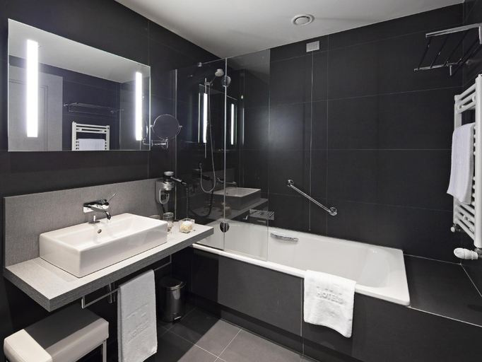 Bathroom 4, NH Trento, Trento