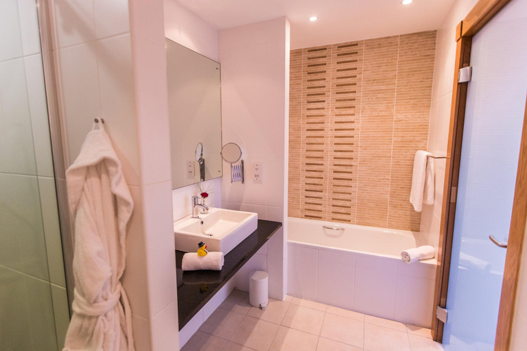 Bathroom 4, The Stormont Hotel, Belfast