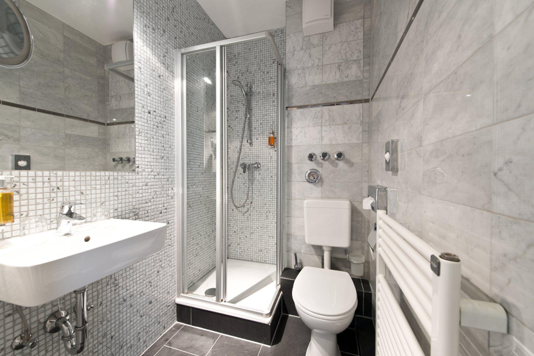 Bathroom 3, Alfa Hotel Berlin, Berlin