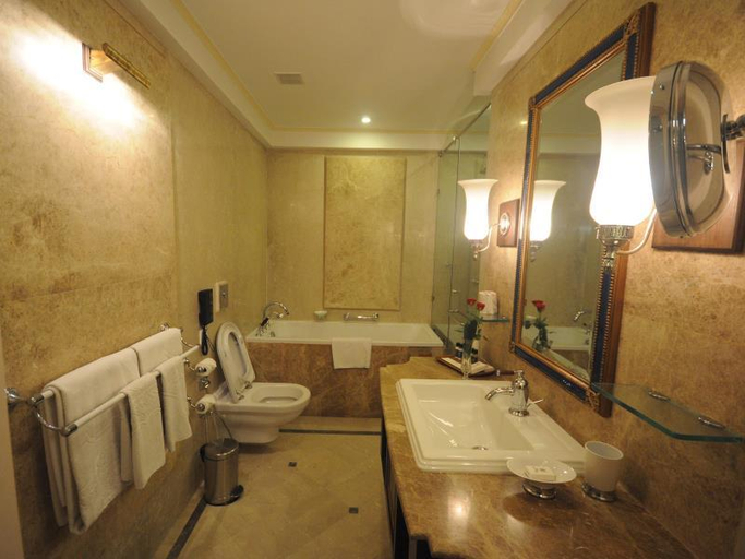 Bathroom 4, Taj Fateh Prakash Palace, Udaipur, Udaipur