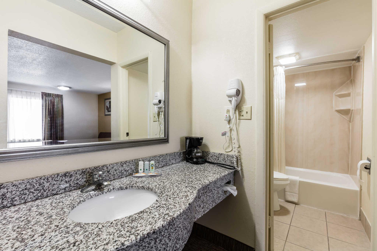 Bathroom 4, Quality Inn Tullahoma, Coffee