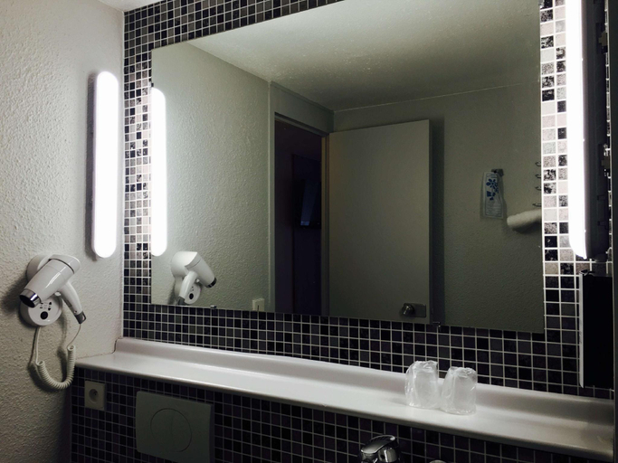 Bathroom, KYRIAD VALENCIENNES SUD - Rouvignies, Nord