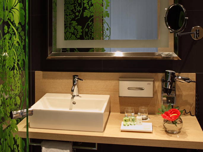 Bathroom 4, DoubleTree by Hilton Madrid Principe de Vergara, Madrid