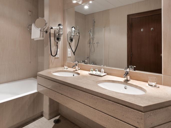 Bathroom 4, NH Lisboa Campo Grande, Lisbon
