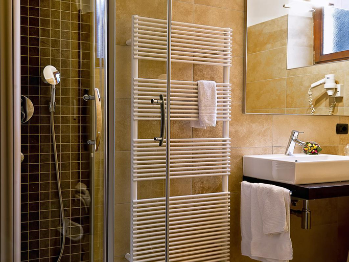 Bathroom 3, Hotel Ferrovia, Belluno