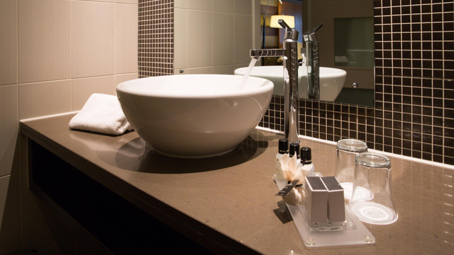 Bathroom 4, DoubleTree by Hilton Stratford upon Avon, Warwickshire