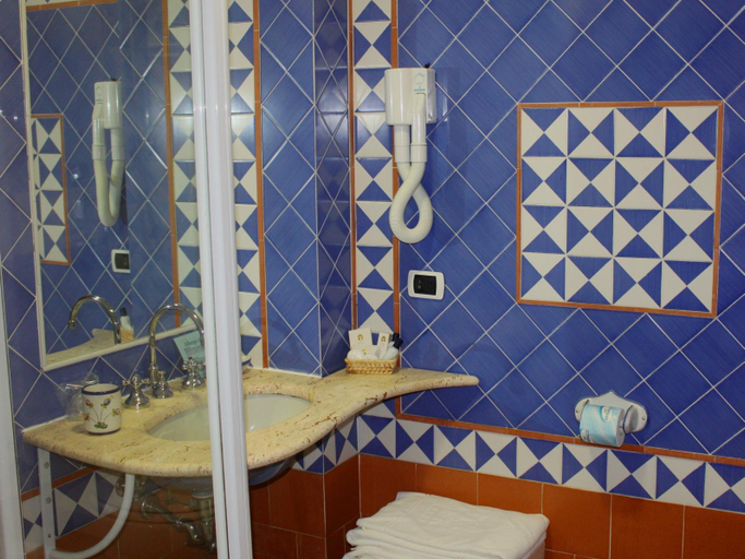 Bathroom 3, Graal, Salerno