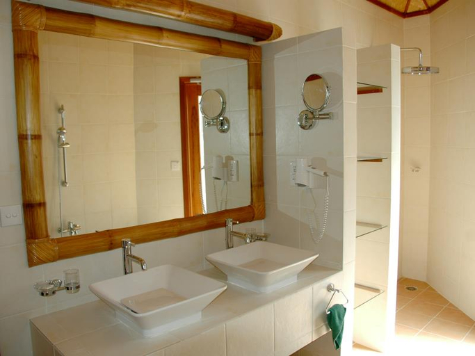 Bathroom 4, Thulhagiri Island Resort & Spa Maldives, Kaafu Atoll
