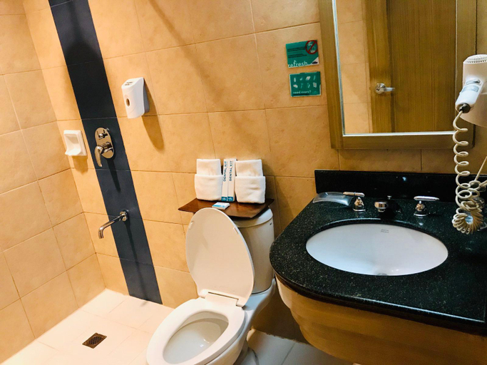 Bathroom 5, Microtel by Wyndham Boracay, Malay