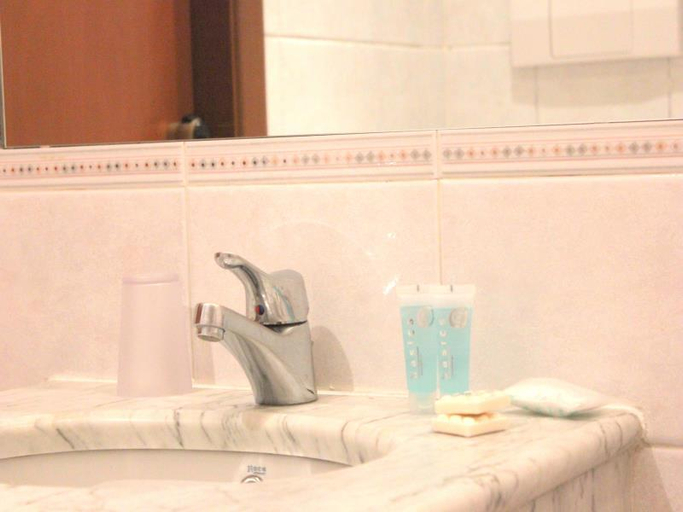 Bathroom 5, Romulus Hotel, Rome