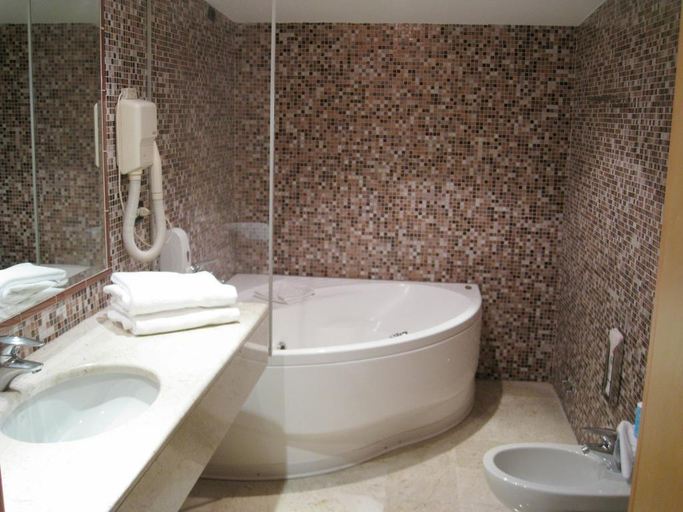 Bathroom 5, Hotel Aphrodite, Roma