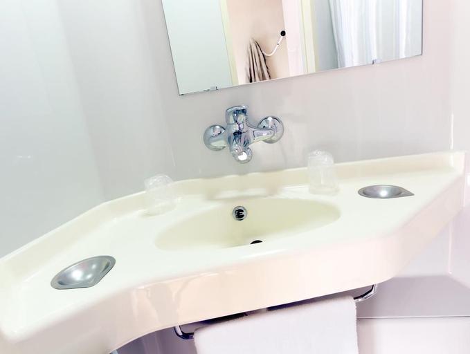 Bathroom 2, Premiere Classe Chalons En Champagne Hotel, Marne