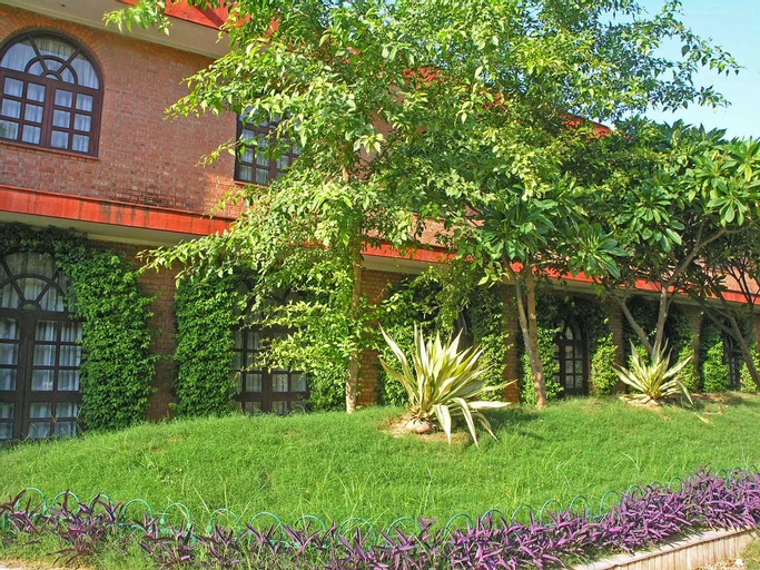 Exterior & Views 30