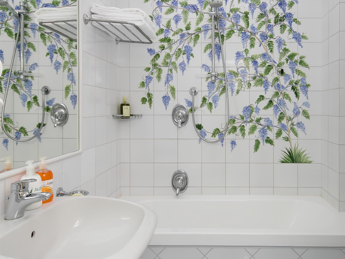 Bathroom 5, Hotel Syrene, Napoli