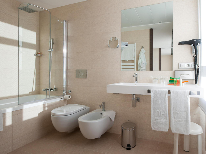 Bathroom 2, NH Castellon Mindoro, Castellón