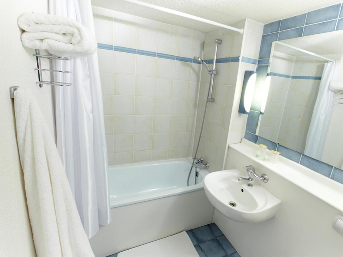 Bathroom 4, Kyriad Direct Le Bourget Gonesse, Val-d'Oise