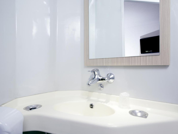 Bathroom 5, Hotel Premiere Classe Nantes Sud - Rez Aroport, Loire-Atlantique