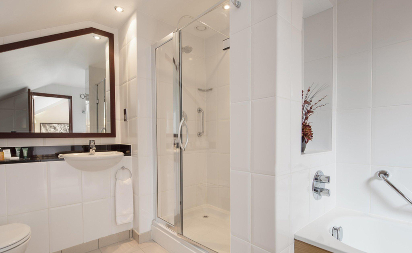Bathroom 5, Hilton East Midlands Airport, Leicestershire