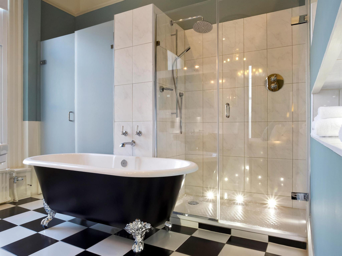 Bathroom 4, Queen's Hotel Cheltenham, Gloucestershire