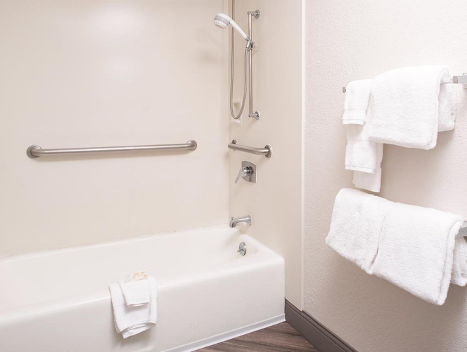 Bathroom 4, Motel 6 Burlington, ON - Toronto West - Oakville, Halton