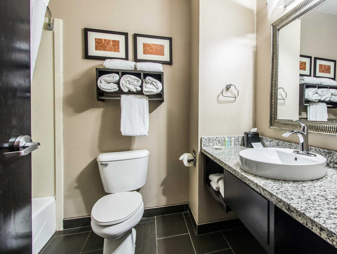 Bathroom, Comfort Suites Fairgrounds West, Oklahoma