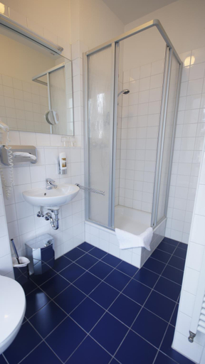 Bathroom 2, Midi Inn Parkhotel Mitte, Berlin