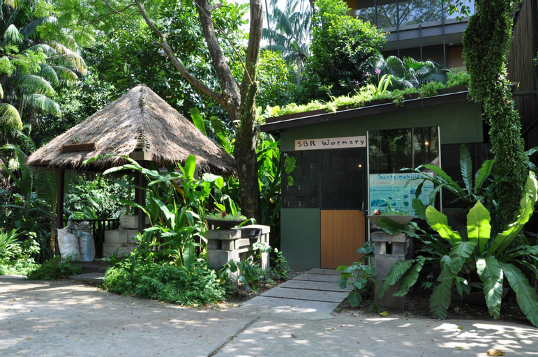 Exterior & Views 28