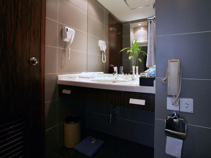 Bathroom 3, City Hotel, Shanghai