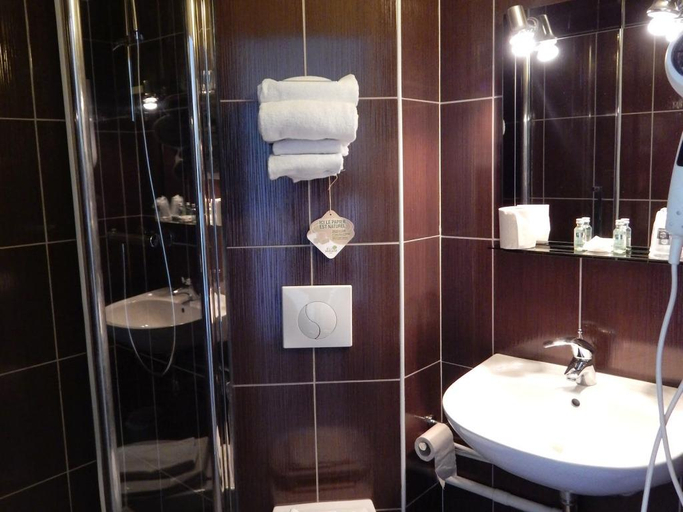 Bathroom 4, Inter-Hotel Orleans Nord, Loiret