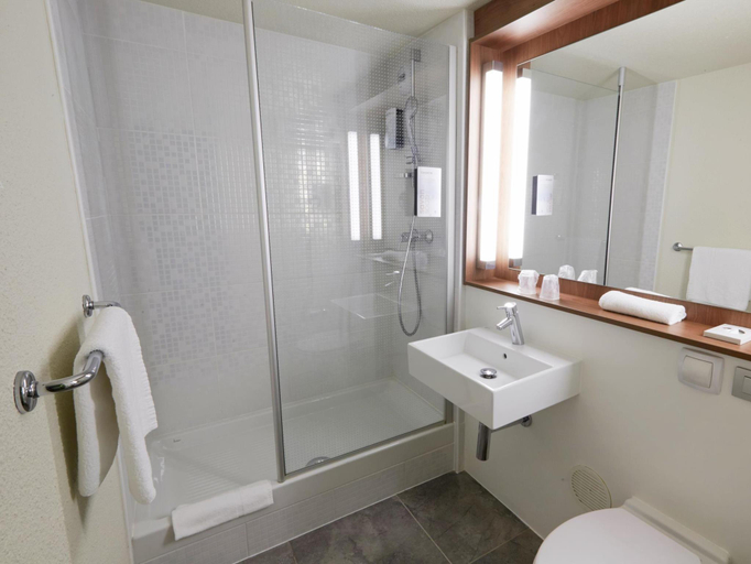 Bathroom 4, Campanile Senlis, Oise