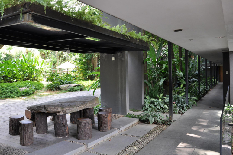 Exterior & Views 24