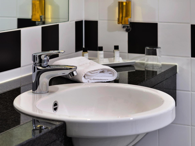 Bathroom 4, InterCityHotel Bremen, Bremen