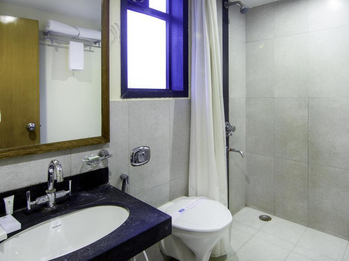 Bathroom, The Legend Hotel - Santacruz, Mumbai Suburban