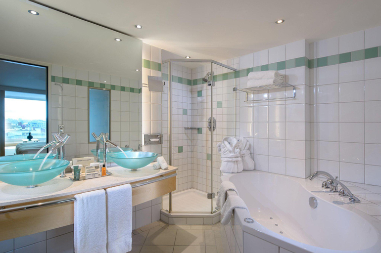 Bedroom 5, Hilton Zurich Airport, Bülach