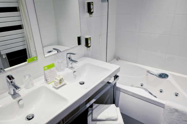 Bathroom 3, Le Phenix Hotel, Rhône