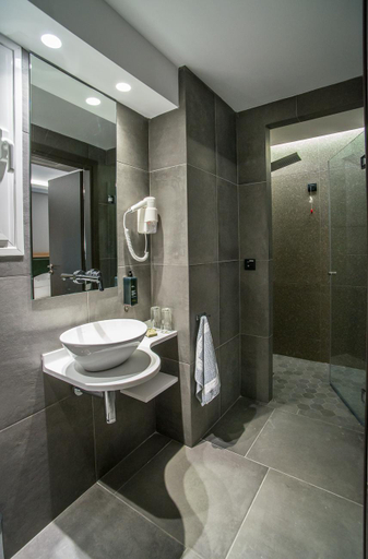 Bathroom 5, Palmyra Beach, Attica