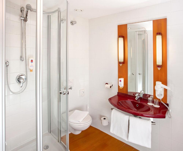 Bathroom 4, Leonardo Hotel Salzburg City Center, Salzburg