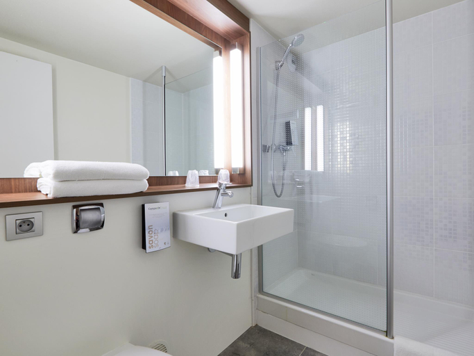 Bathroom 4, Campanile Montesson - Le Vesine, Yvelines