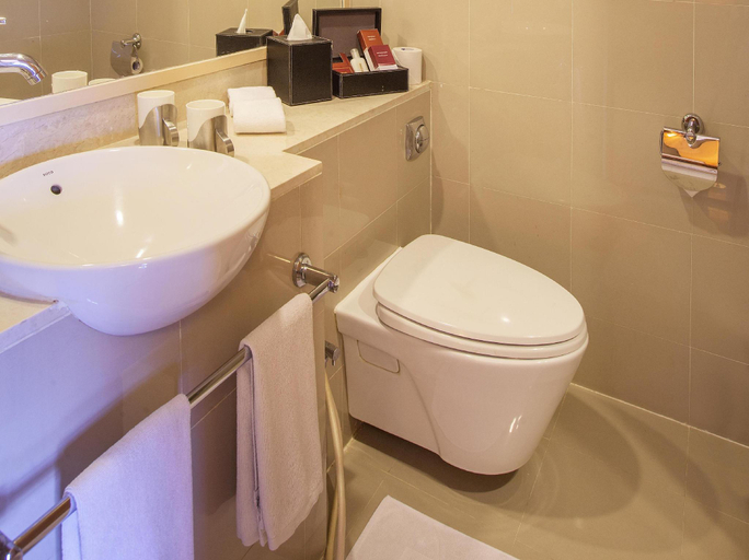 Bathroom 4, Oakwood Residence Naylor Road Pune, Pune