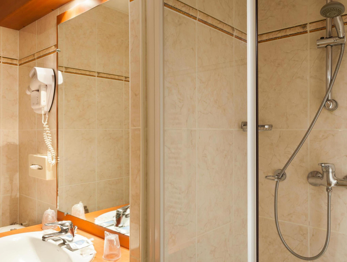 Bathroom 5, Kyriad Tours - Saint Pierre des Corps Gare, Indre-et-Loire