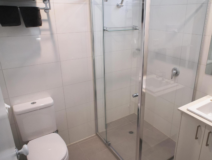 Bathroom 2, Fawkner Executive Suites & Serviced Apartments, Melbourne