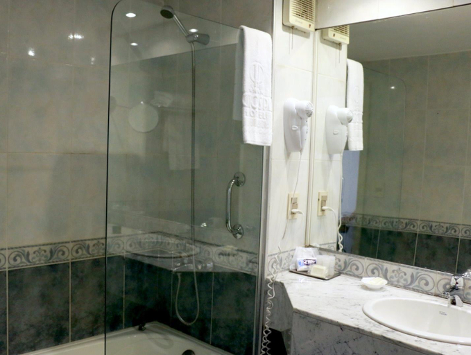 Bathroom 4, Pocitos Plaza Hotel, Montevideo