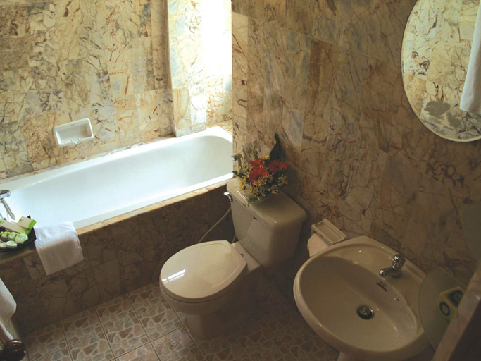 Bathroom 3, Bangtao Village Resort, Pulau Phuket