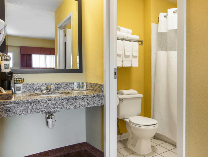 Bathroom 4, Quality Inn Calera I-65 exit 231, Shelby