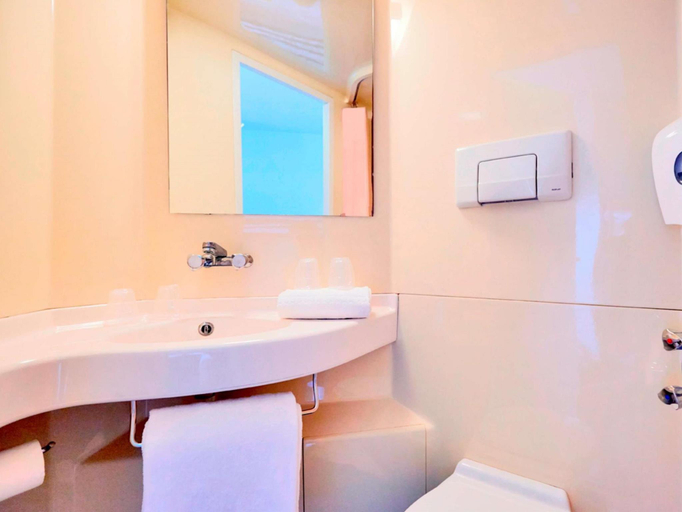 Bathroom 2, Premiere Classe Charleville Mezieres Hotel, Ardennes