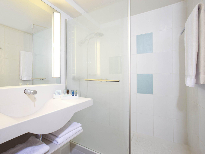 Bathroom 4, Novotel Ipswich Centre, Suffolk